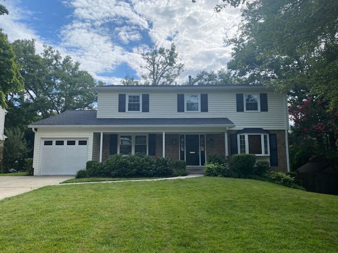 Foto principal - Beautiful 5 BR 3.5 BA brick Colonial home ...