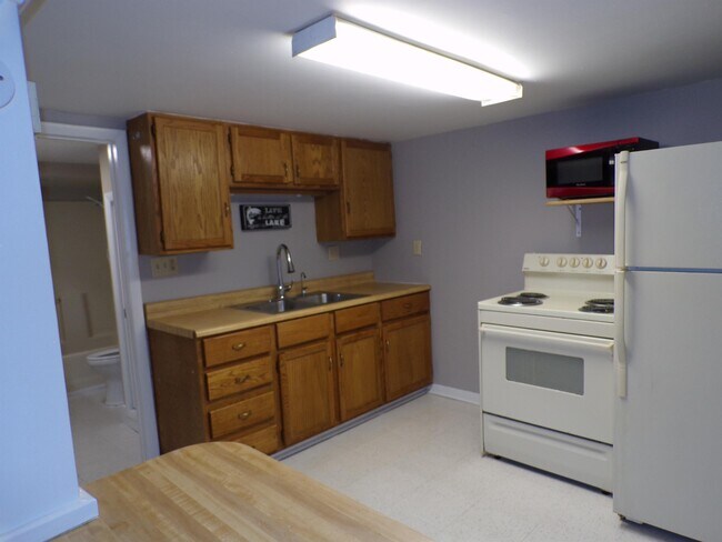 Building Photo - 2560 Oakwood Dr