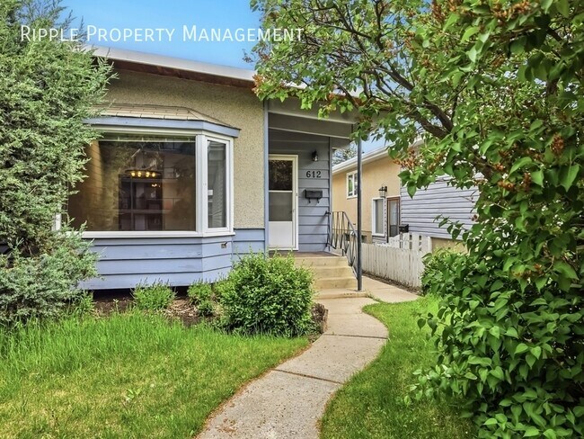 Photo du bâtiment - CLASSIC BRIGHT 2 BEDS, 1 BATH DUPLEX UPPER UNIT | DOUBLE ATTACHED GARAGE | AC AVAILABLE