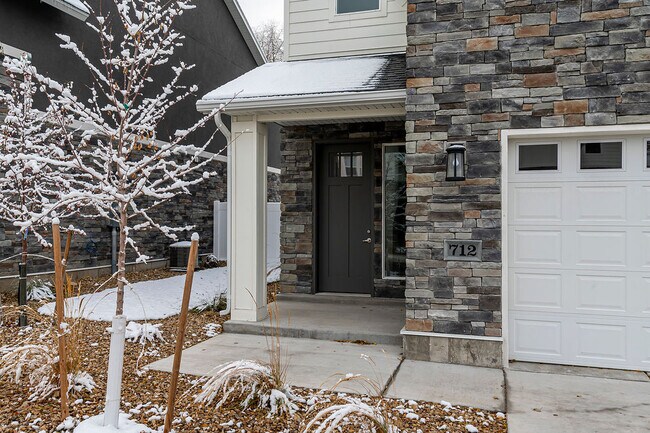 Building Photo - 712 E Zekes Ct
