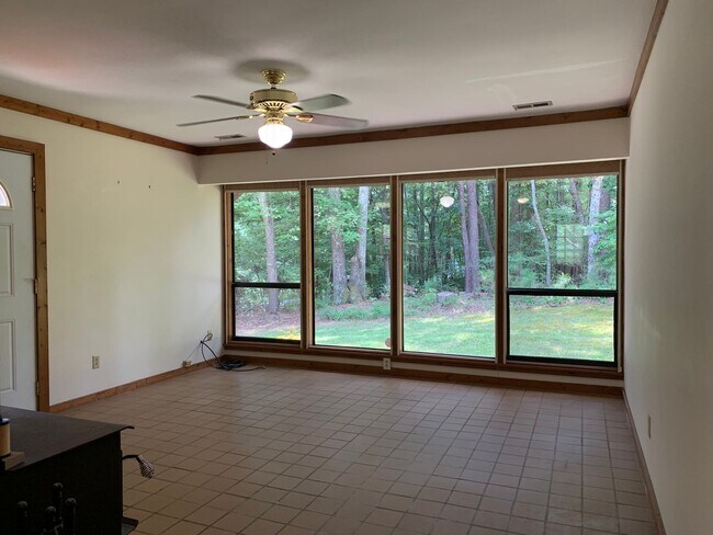 Building Photo - 3 Bedroom, 2 bath one level home on AMAZIN...