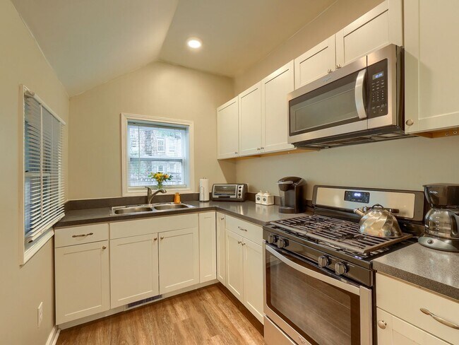 Foto del edificio - Quaint Home in Heart of Midtown