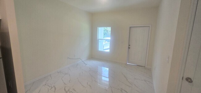 Foto del edificio - Great Location  2/1 Single Family Home