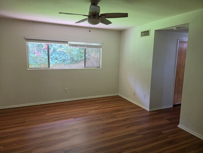 Foto del edificio - 4734 Laurelgrove Ave