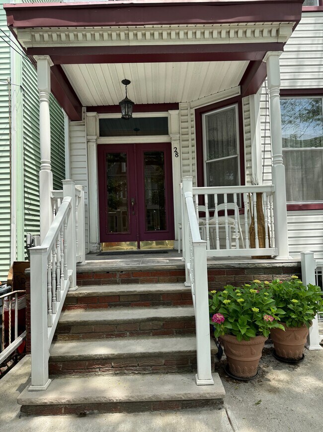 Building Photo - 28 47th St