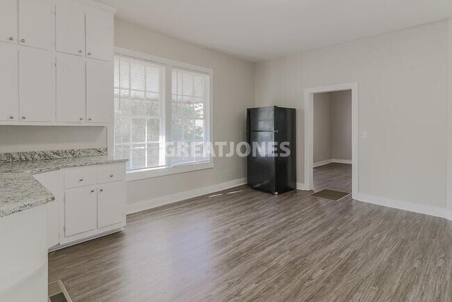 Building Photo - 1105 1st Ave