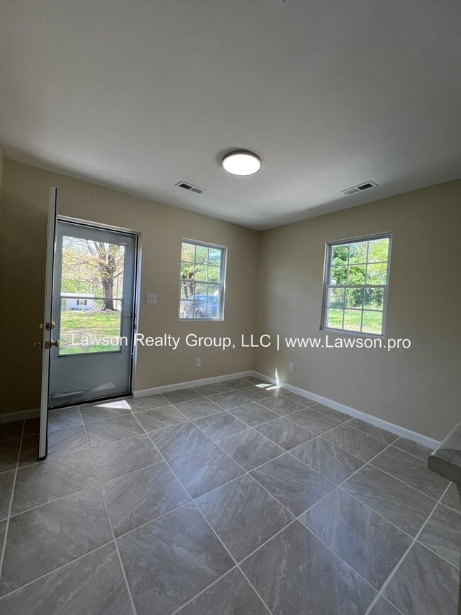 Building Photo - Beautiful, 2 Bedroom, 1 Bath, Completely R...