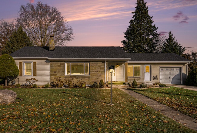 Building Photo - 204 E Spring St