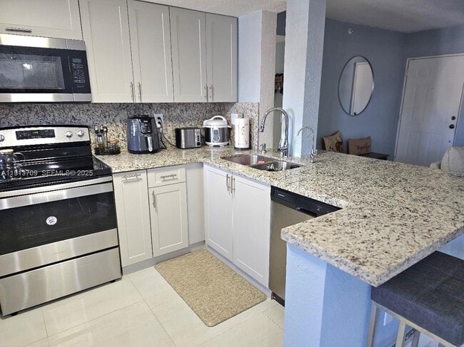 Building Photo - 21 E 3rd St