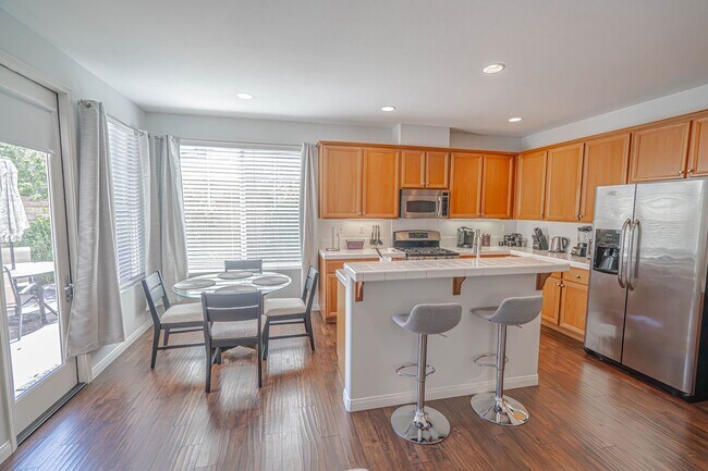 Foto del edificio - Fully Furnished House - Short Term Lease -  Month to Month - Most utilities Included