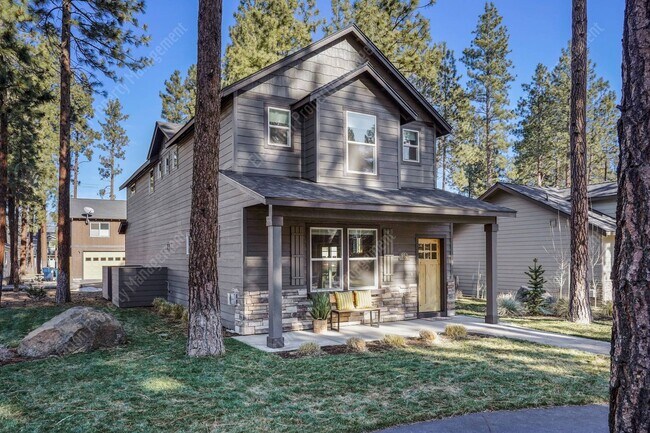Foto del edificio - Newer 3 BR home on beautiful wooded lot in...