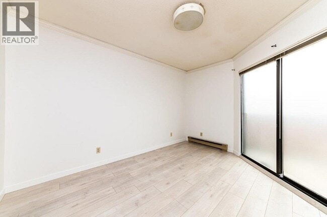 Building Photo - 975 W 13th Ave