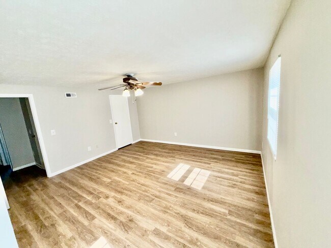 Foto del edificio - 815 Clareridge Ln