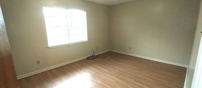 Building Photo - Spacious 2 Bedroom, 1 Bath Apartment on Er...