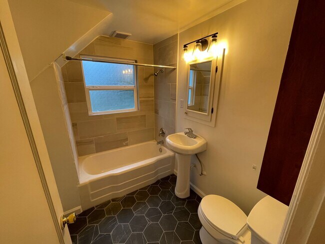 Foto del edificio - 3 Bedroom - 1 Bath Single Family  Home- AV...