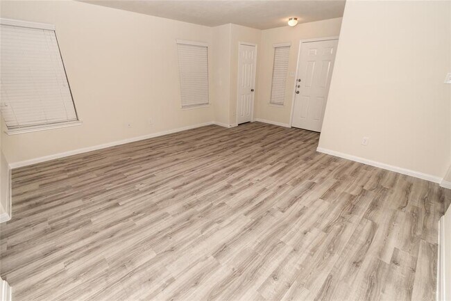 Foto del edificio - 5726 Plantation Forest Dr