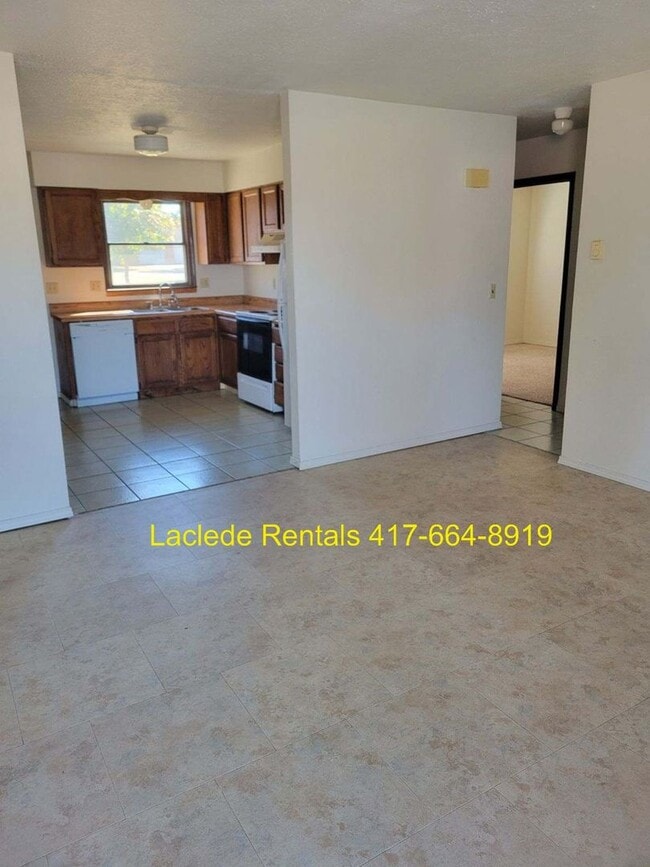 Building Photo - 2 BEDROOM 1 BATHROOM APARTMENT FOR RENT