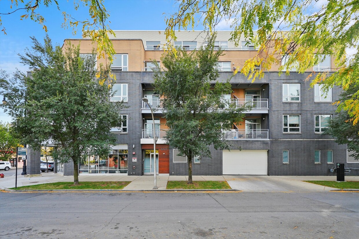 Primary Photo - 3201 W Leland Ave