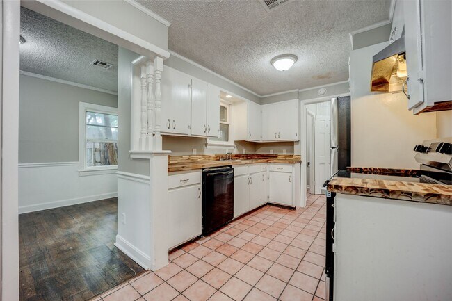 Building Photo - 2307 S 23rd St