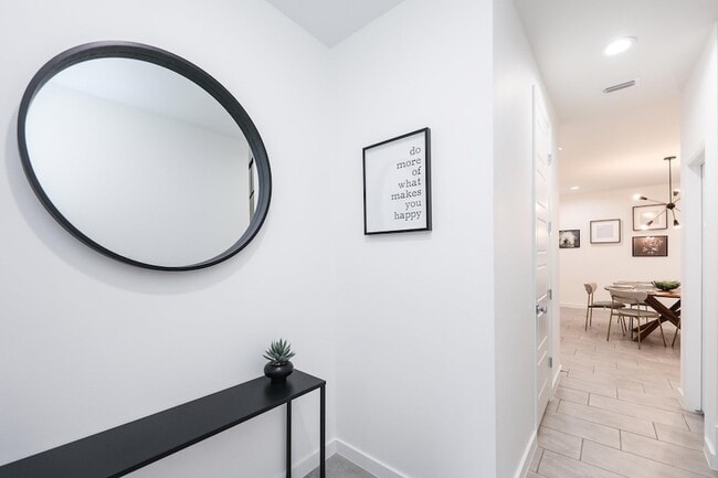 Building Photo - 305 Deer Path Lp