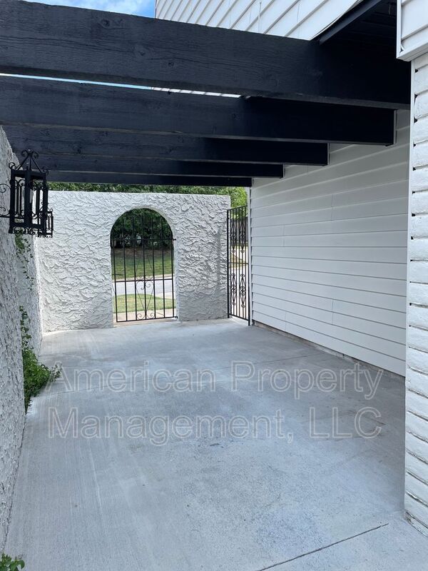 Building Photo - 6112 S Lakewood Ave
