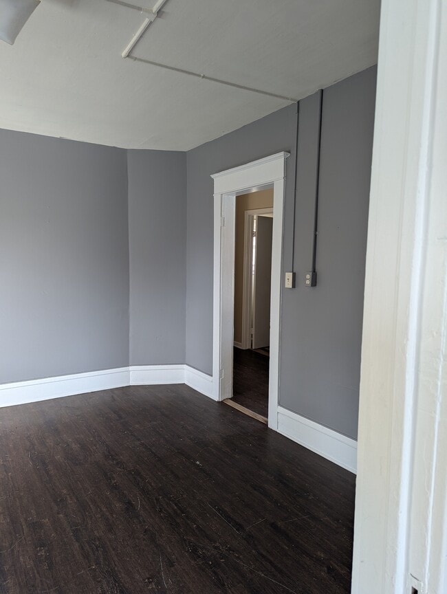 Building Photo - 473 Crescent St