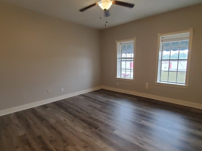 Building Photo - 427 10th Ave W