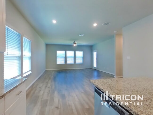 Foto del edificio - 13551 Paxton Blvd