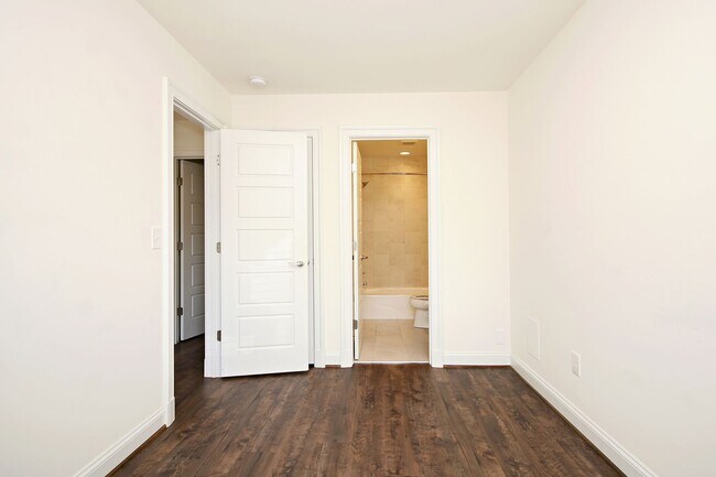 Building Photo - Convenient to UVA's Graduate Schools