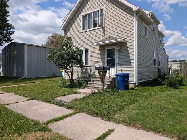 Foto del edificio - 2 Bedroom Lower Duplex In Green Bay