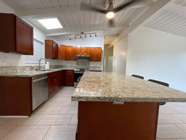 Building Photo - Pacific Palisades - 4 bed, 1.5 bath Single...