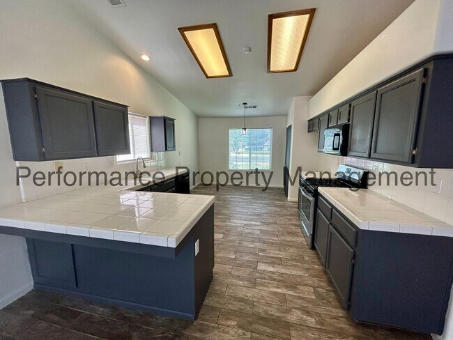 Building Photo - Beautiful 3 Bed/2 Bath North Bakersfield H...