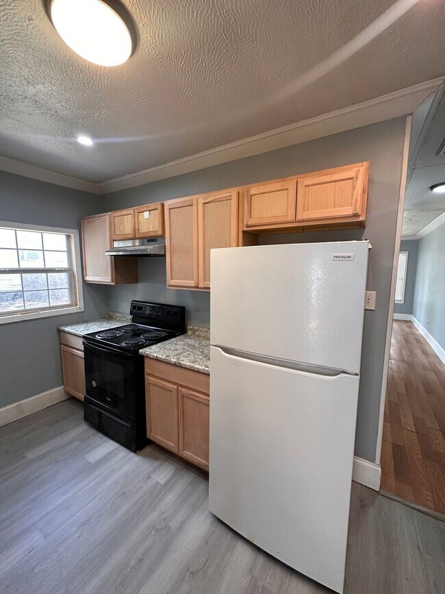 Foto del edificio - Spacious 2 Bedroom 1 Bath Apartment in Highland