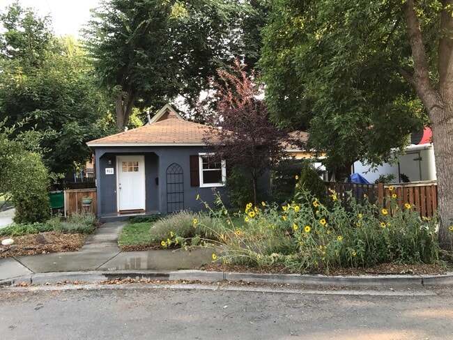 Northend Cottage - close to downtown - 911 W Ada St