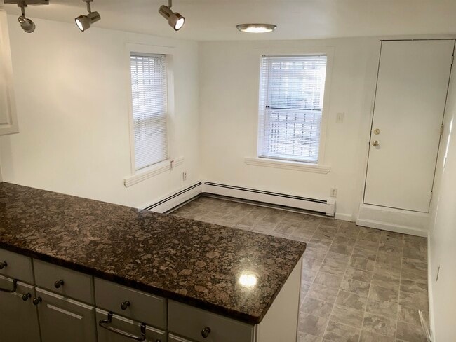 Building Photo - 283 Monmouth St