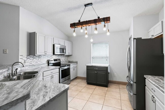 Building Photo - Upgraded Three Bedrrom in Regency Creek