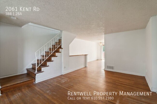 Building Photo - 3BR 1.5 BA Townhome +Central Air+Parking+F...