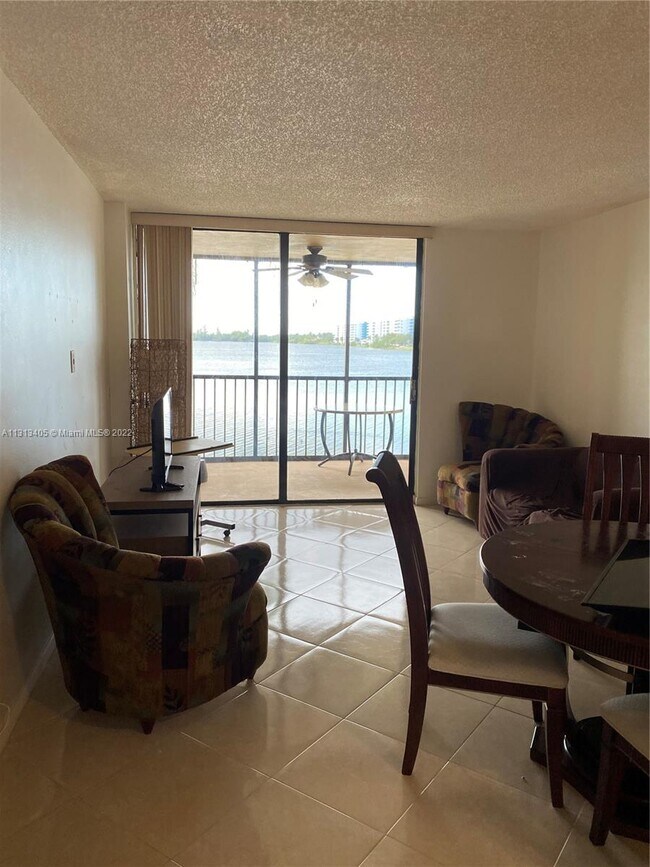 Building Photo - 109 Lake Emerald Dr