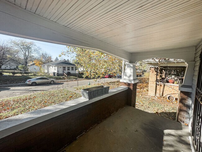 Building Photo - 1315-1317 N Gale St