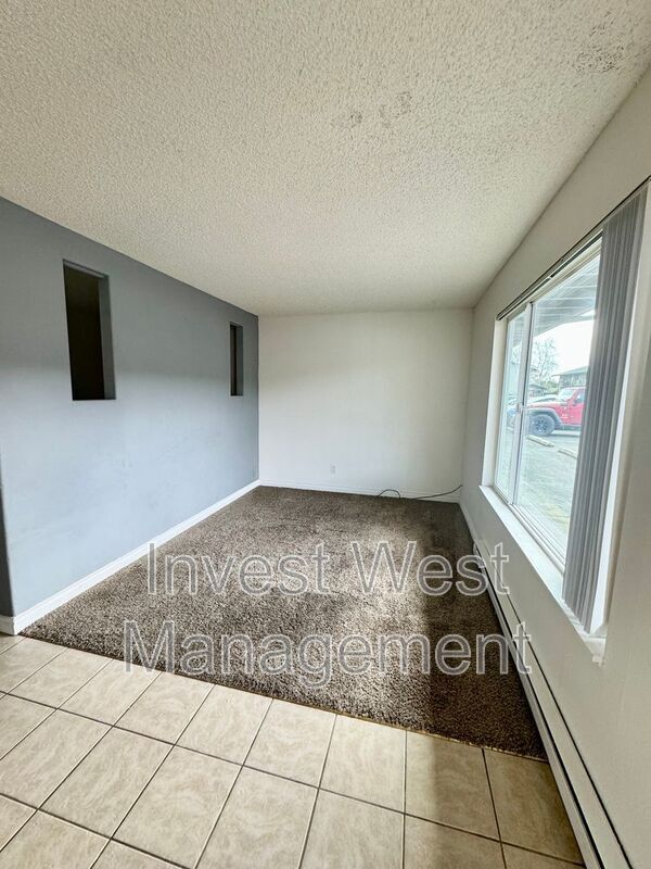 Building Photo - 972 33 Avenue