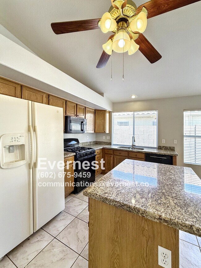 Foto del edificio - 3-Bedroom Home Near Schools and Everyday E...
