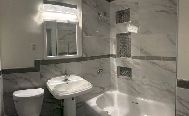 Bathroom - 1107 W Russell Pl