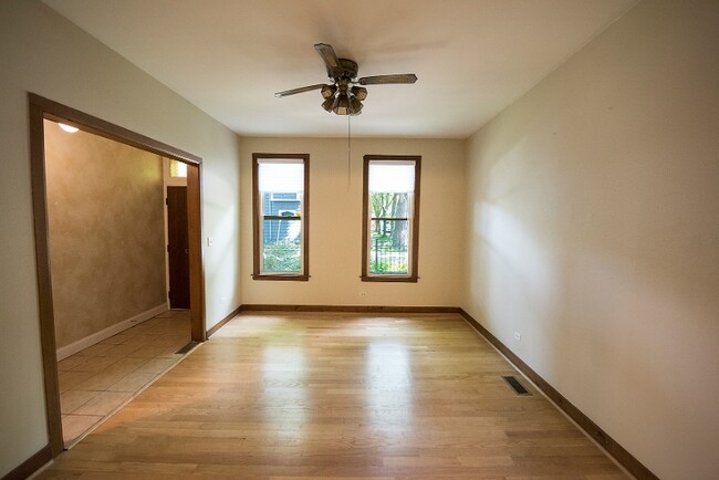 Building Photo - 1233 W Wrightwood Ave