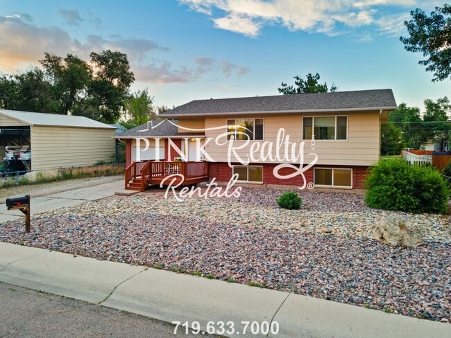 Building Photo - Gorgeously Renovated Bi-Level in Widefield!