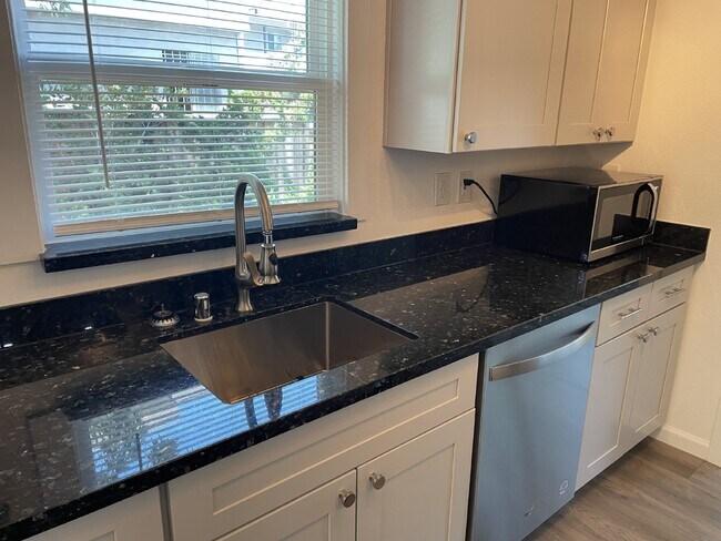 Foto del edificio - Charming and cozy 2 bedroom home in prime location of Walnut Creek!