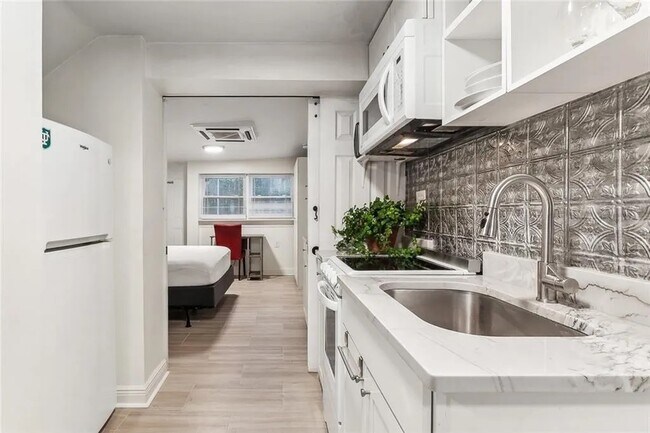 Foto del edificio - 5830 S Robertson St