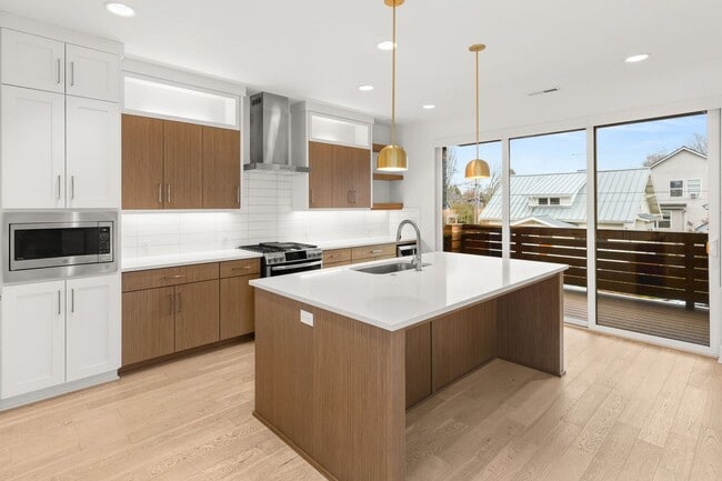 Foto del edificio - Stunning, Modern 4 bed home with attached ADU in King Neighborhood - AVAILABLE NOW!!