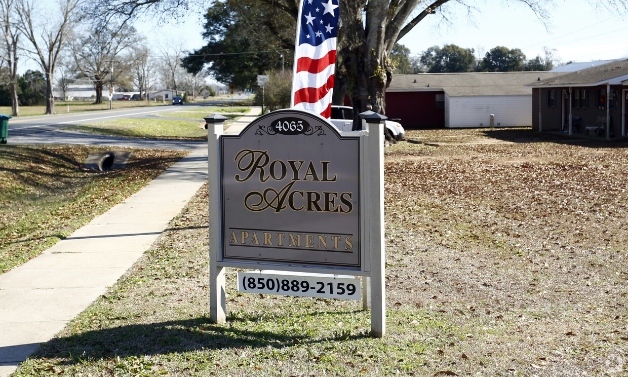 Building Photo - Royal Acres