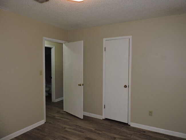 Building Photo - Convenient Northeast location!