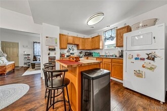 Building Photo - 228 William St